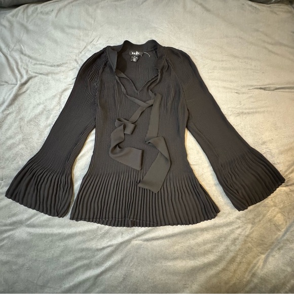 DKNY Black Pleated Tie Front Blouse

#1091 - Picture 3 of 9